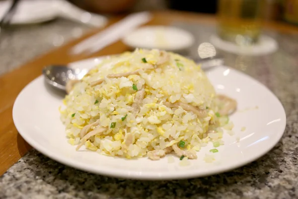 Arroz frito en plato blanco . —  Fotos de Stock