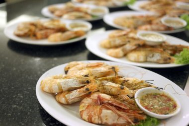 Izgara karides deniz ürünleri yemek.