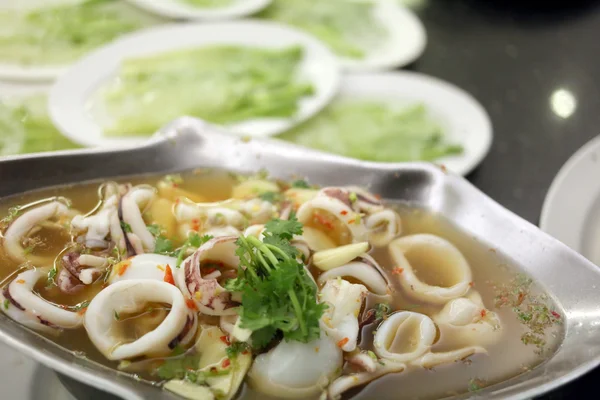 Squid soep op de bereid braadpan geserveerd. — Stockfoto