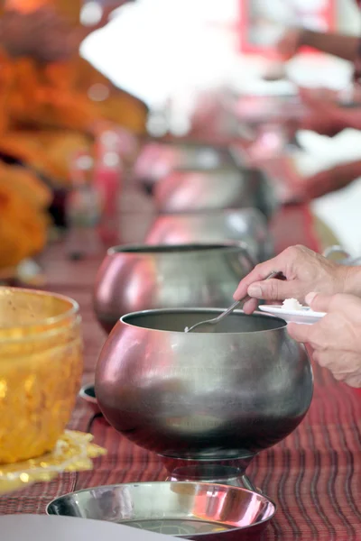 Dar para los monjes en la religión ritual . — Foto de Stock