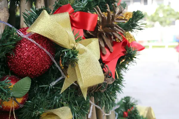 Den Weihnachtsbaum schmücken. — Stockfoto