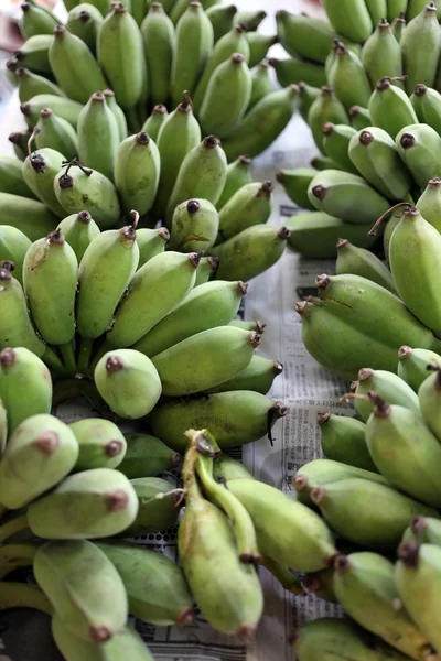 Ainda não amadureceu as bananas . — Fotografia de Stock