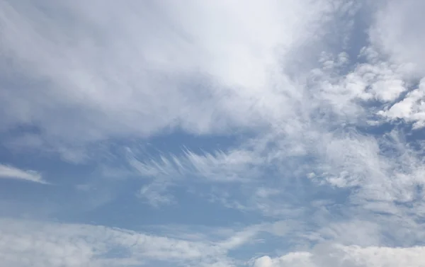Beyaz bulutlu parlak mavi gökyüzü. — Stok fotoğraf