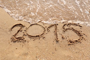 Plajlar dalgalar ve metin kuma çizilmiş 2015.