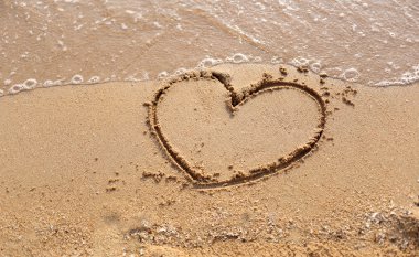 Plajlar dalgalar ve kalp şekli çizilmiş.