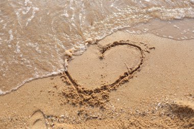 Plajlar dalgalar ve kalp şekli çizilmiş.
