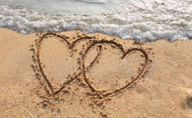 Plajlar dalgalar ve kalp şekli çizilmiş.