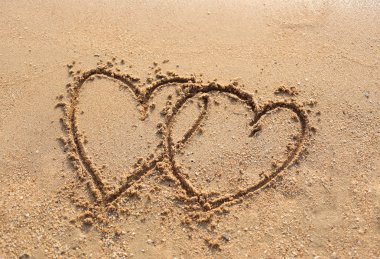 Plaj ve kalp çizilen.