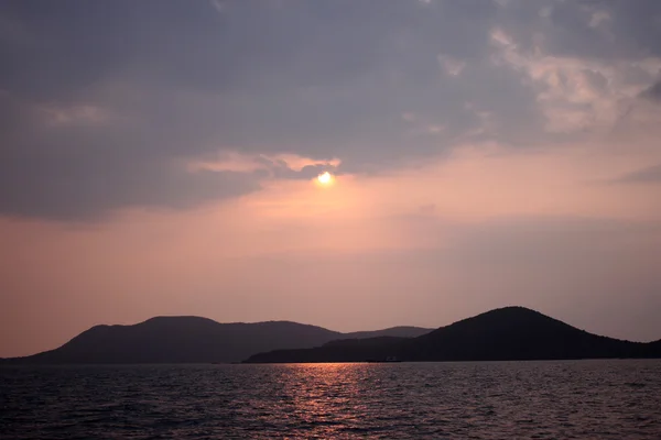 Océano con isla y puesta de sol . — Foto de Stock