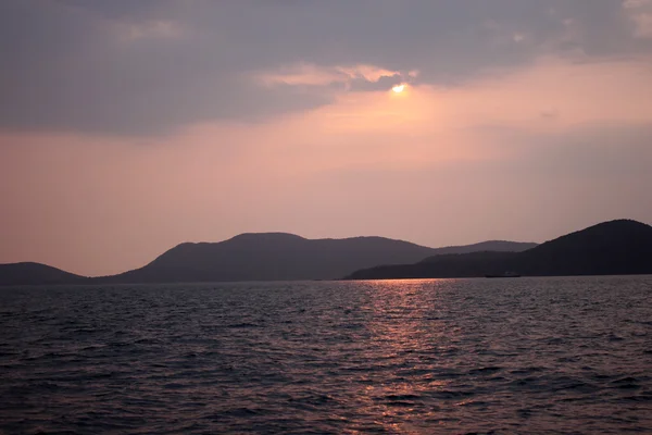 Océano con isla y puesta de sol . —  Fotos de Stock