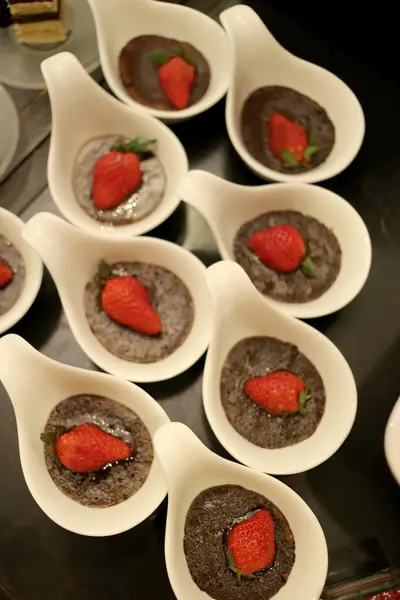 Bolo de chocolate de morango . — Fotografia de Stock