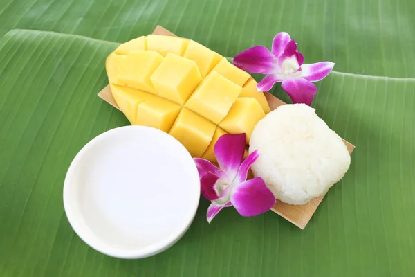 Zralé mango lepkavá rýže. — Stock fotografie
