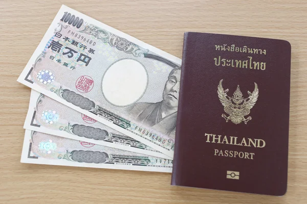 Банкноты Японии в тайском паспорте . — стоковое фото