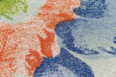 desenli kumaş yüzeyine.