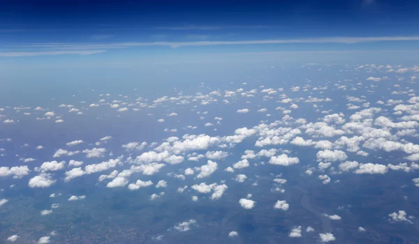 Cielo azul brillante en vista alta y nubes blancas . —  Fotos de Stock