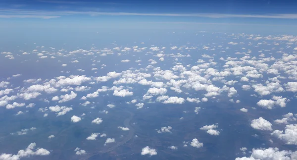 Céu azul brilhante em vista alta e nuvens brancas . — Fotografia de Stock