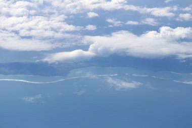 Yalı yüksek sayısı ve parlak mavi gökyüzü.