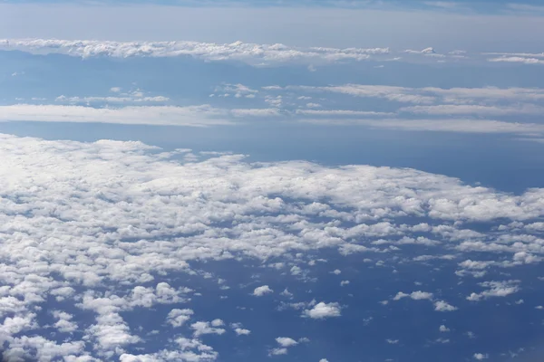 Parlak mavi gökyüzü yüksek görünümünde ve beyaz bulutlar. — Stok fotoğraf