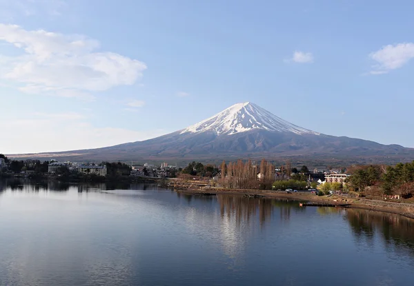 Mt fuji w widokiem na jezioro kawaguchi. — Zdjęcie stockowe