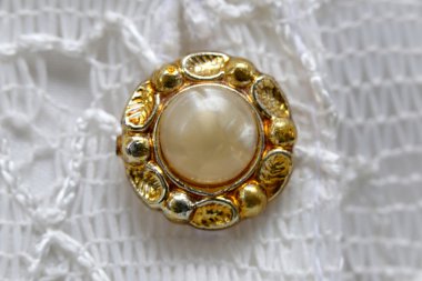 Beyaz bir gömlek üzerinde inci Çıtçıt.