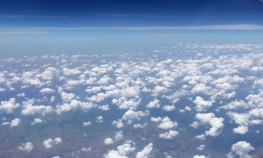parlak mavi gökyüzü yüksek görünümünde ve beyaz bulutlar.