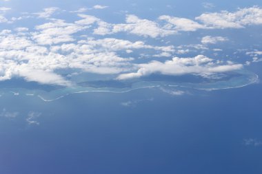 Yalı yüksek sayısı ve parlak mavi gökyüzü.