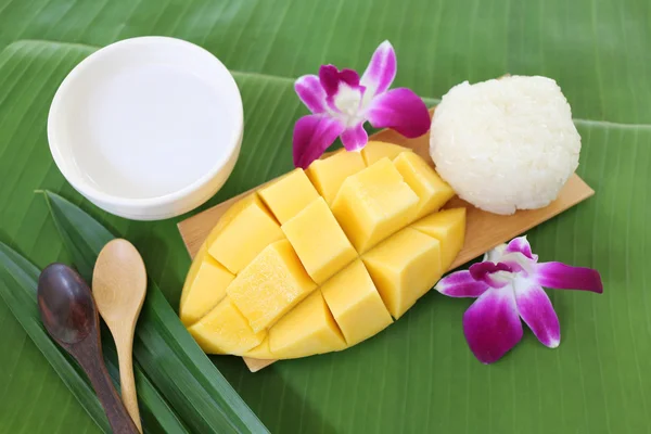 Mango plakkerige rijst lokale dessert. — Stockfoto