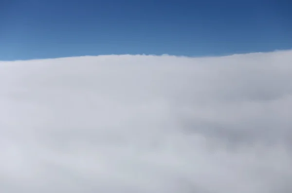 Céu azul brilhante em vista alta e nuvens brancas . — Fotografia de Stock