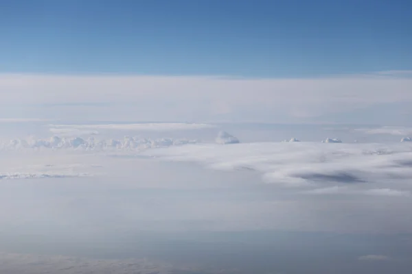 Céu azul brilhante em vista alta e nuvens brancas . — Fotografia de Stock