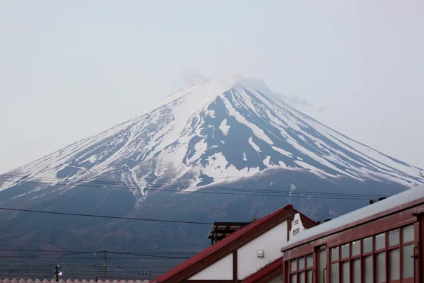 Kawaguchiko Bahnhof und Mount Fuji. — Stockfoto