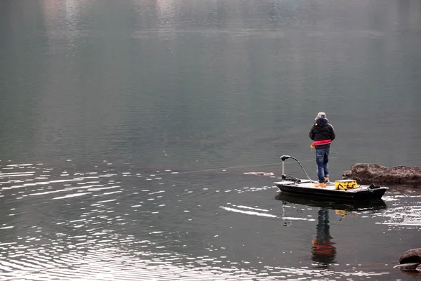 Lago de pesca de homem. — Fotografia de Stock