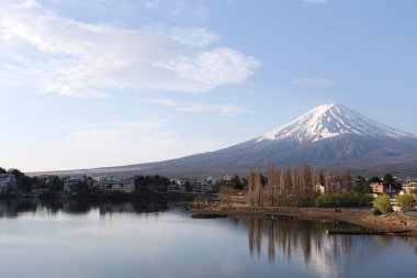 Kawaguchiko göl ve Fuji Dağı manzarası.