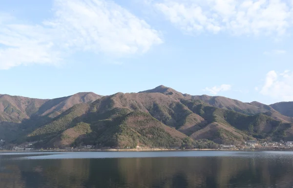 Mountains and Kawaguchiko lake. — Stock Photo, Image