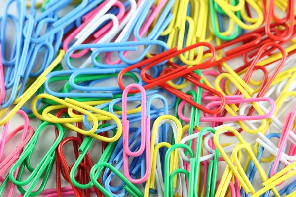 Stapel van kleurrijke paperclip. — Stockfoto