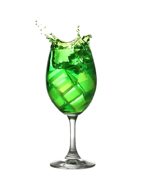 Acqua verde diffusa in un bicchiere di vino isolato su bianco . — Foto Stock