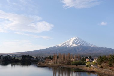 Kawaguchiko göl ve Fuji Dağı manzarası.