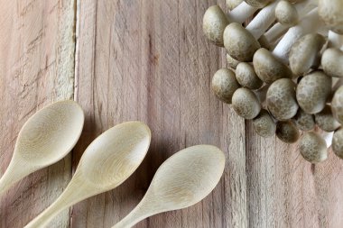 Shimeji mantar ve tahta kaşık.