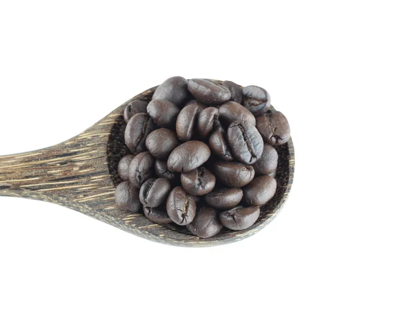 Granos de café en cuchara de madera aislados en blanco . — Foto de Stock