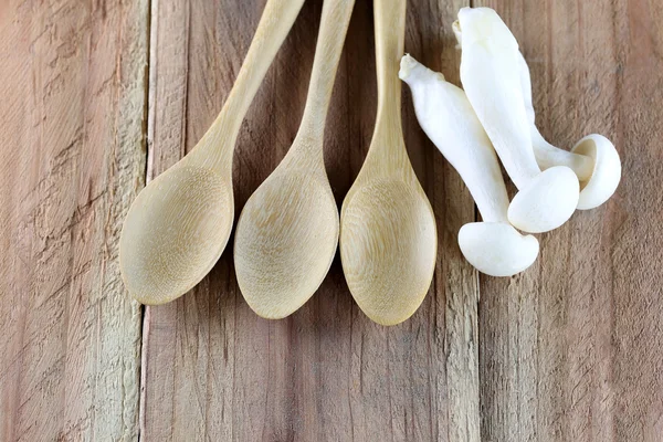 Setas y cuchara de madera . — Foto de Stock