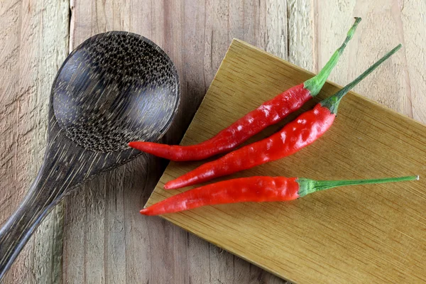 Κόκκινες πιπεριές σε πιάτο μπαμπού. — Φωτογραφία Αρχείου