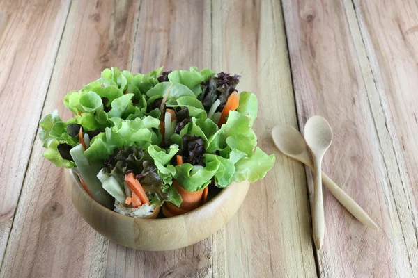 Ensalada de verduras en tazón de madera . — Foto de Stock