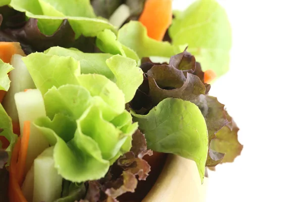 Овочевий салат в дерев'яній мисці . — стокове фото
