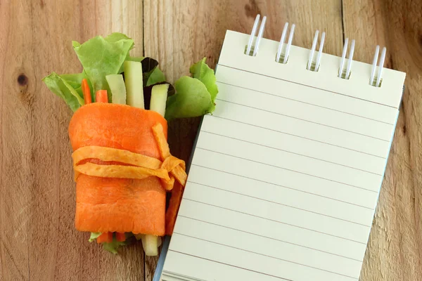 Roll salade en notebook. — Stockfoto