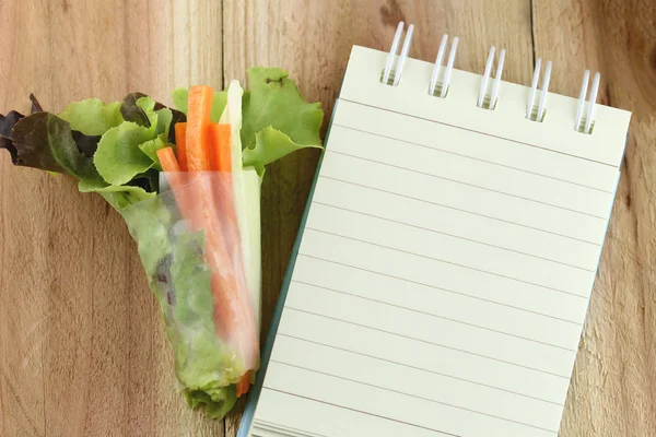 Ensalada de rollo y cuaderno . — Foto de Stock