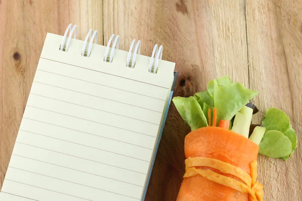 Ensalada de rollo y cuaderno . — Foto de Stock