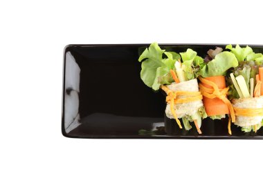 salata tabak siyah üzerine beyaz rulo.