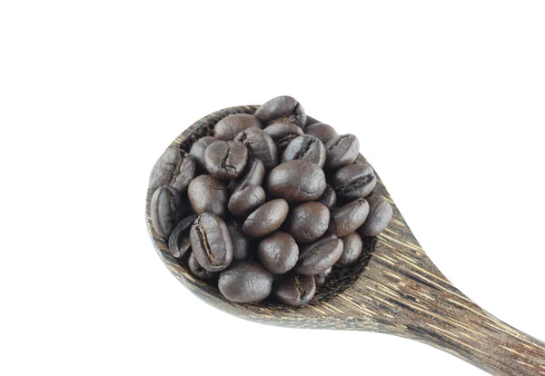 Kaffeebohnen in Holzlöffel isoliert auf weiß. — Stockfoto
