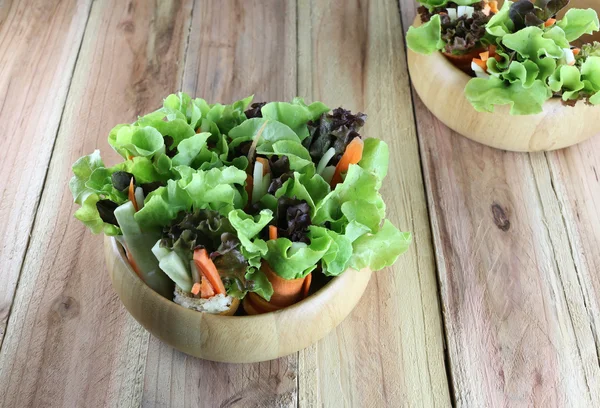 Ensalada de verduras en tazón de madera . — Foto de Stock