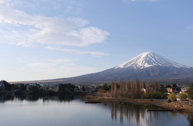 Kawaguchiko göl ve Fuji Dağı manzarası.
