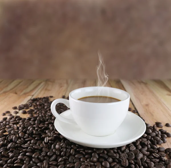 Bílý šálek a pražená kávová zrna. — Stock fotografie